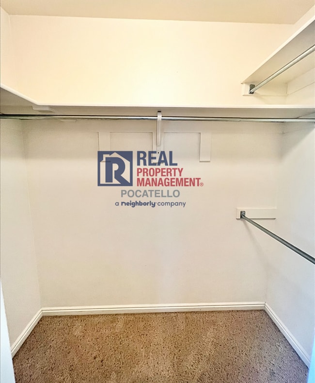 Building Photo - 4 Bedroom 1.5 Bath Townhome