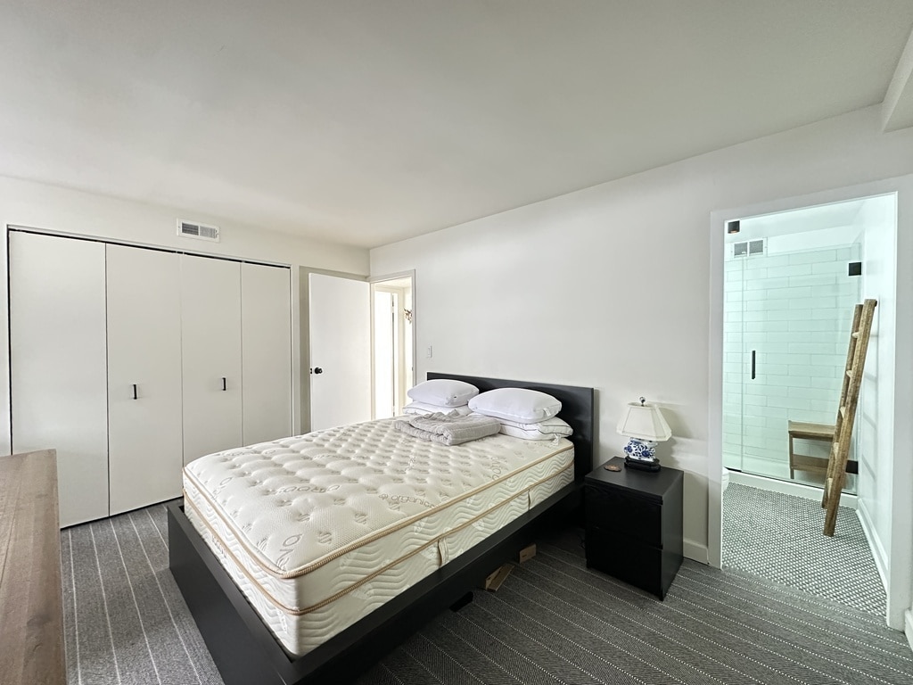 Building Photo - 6701 S Crandon Ave