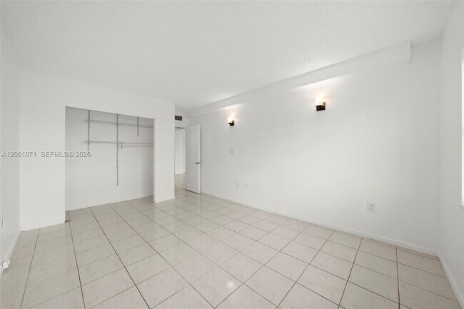 Building Photo - 400 Kings Point Dr
