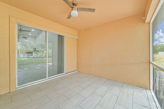 Building Photo - ** Rarely Available  ~ 3/2 Duplex W/ 2 Car Garage ~ Updated **