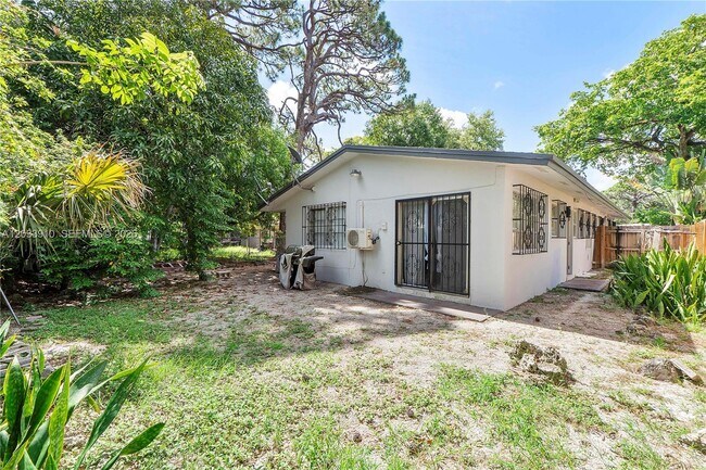 Building Photo - 1821 SW 11th Ct