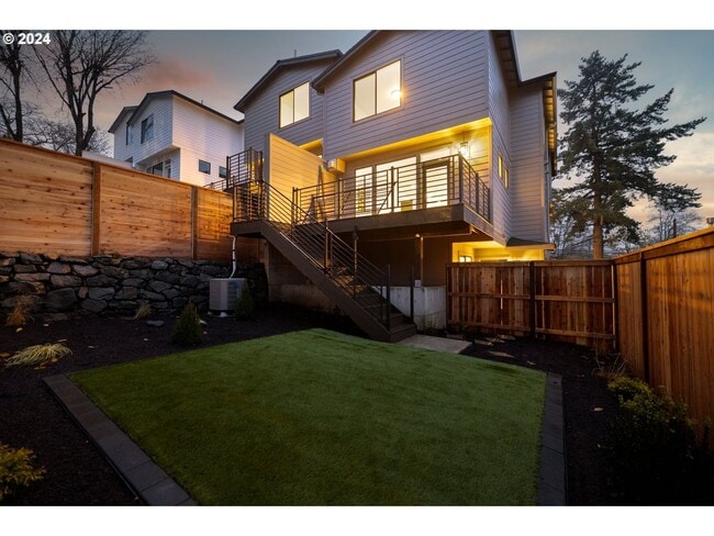 Building Photo - 617 SW Lobelia St