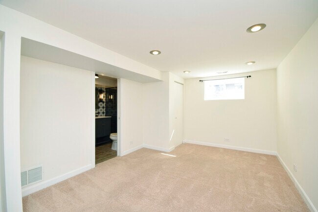 Building Photo - 2702 N Artesian Ave