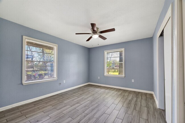 Building Photo - 6022 Lyndhurst Dr