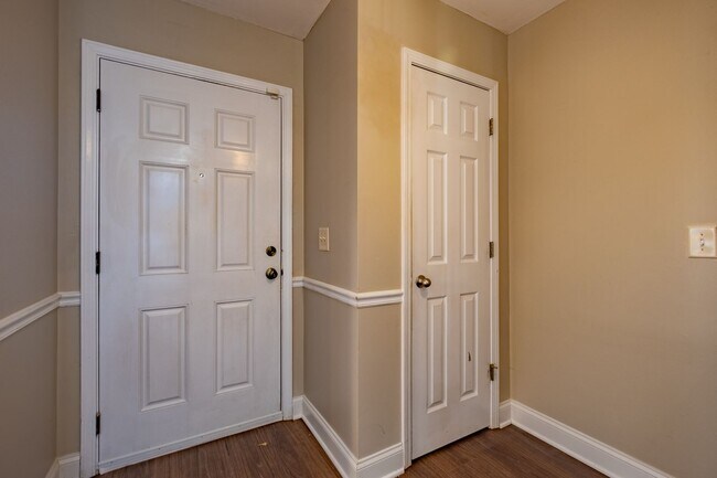 Building Photo - Private 2BR Townhome with Two En-Suite Bathrooms