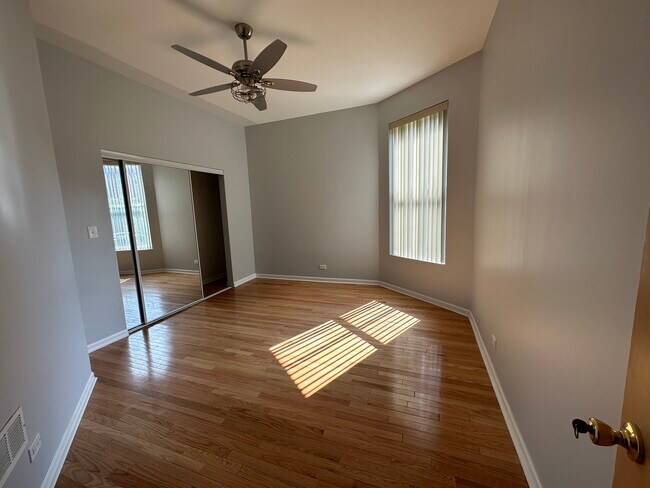 Building Photo - 4837 S Prairie Ave