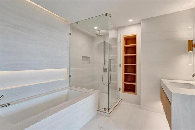 Building Photo - 900 N Ocean Blvd