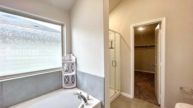 Building Photo - 5 Bed / 2 Bath Home with Fenced Yard & Garage / Pet-Friendly / Vouchers Accepted / Available Now!...