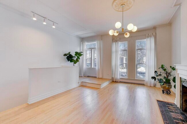 Building Photo - 1402 N La Salle Dr