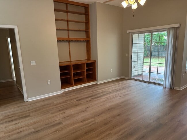 Building Photo - 355 Shady Oak Cir