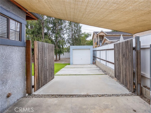 Building Photo - 927 N Screenland Dr