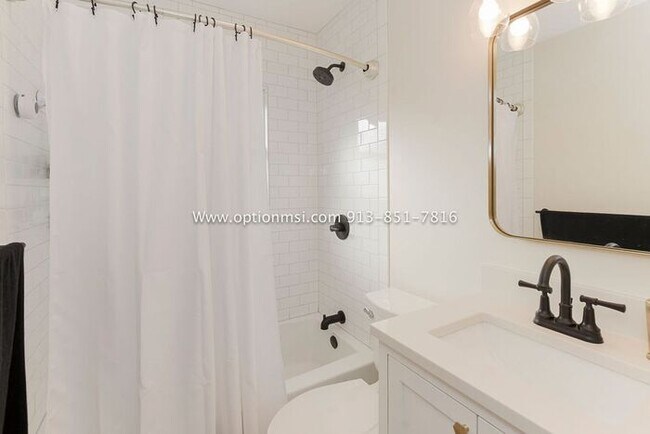 Building Photo - Charming, impeccably clean and maintained ...
