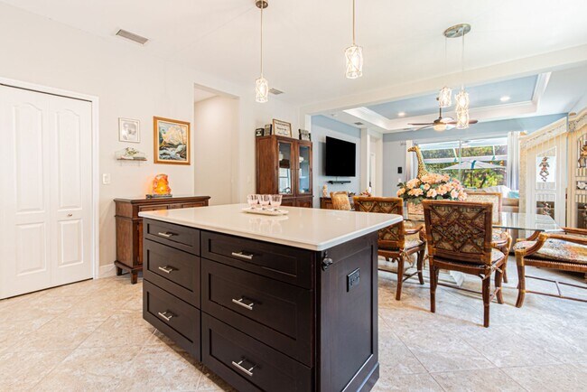 Building Photo - Seasonal Lakeside Luxury Home With Pool in...
