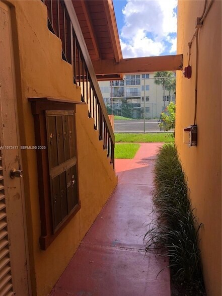 Building Photo - 8883 Fontainebleau Blvd