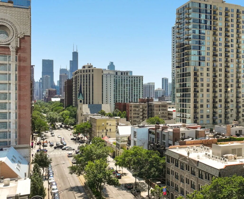 Building Photo - 1223 N La Salle Dr