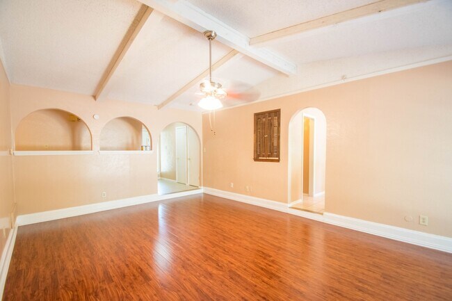 Building Photo - Charmer in Arlington