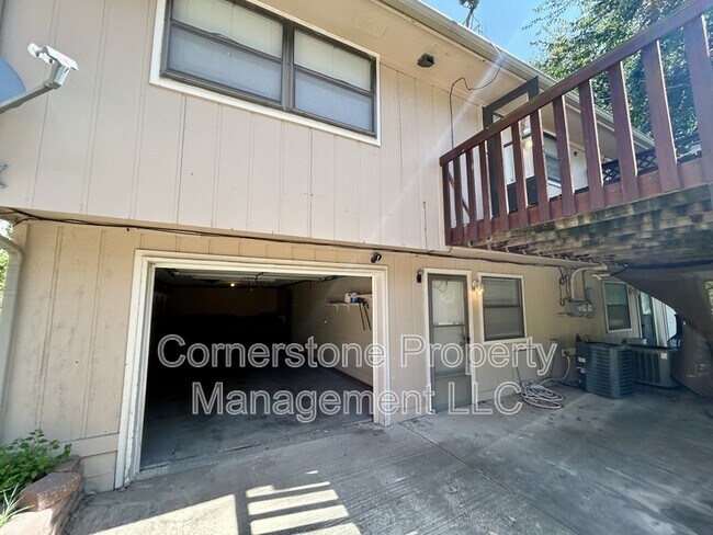 Building Photo - 723 Locust St