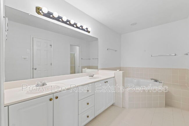 Building Photo - 9468 Bay Front Dr
