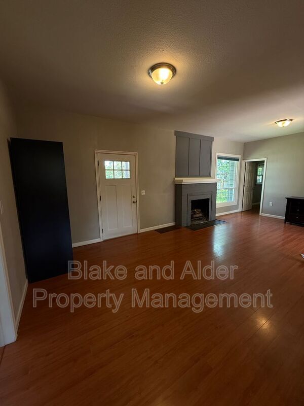 Building Photo - 5916 SE Knapp St