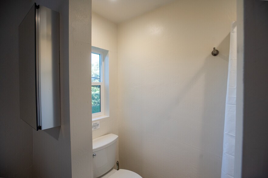 Building Photo - 384 Crazy Horse Canyon Rd