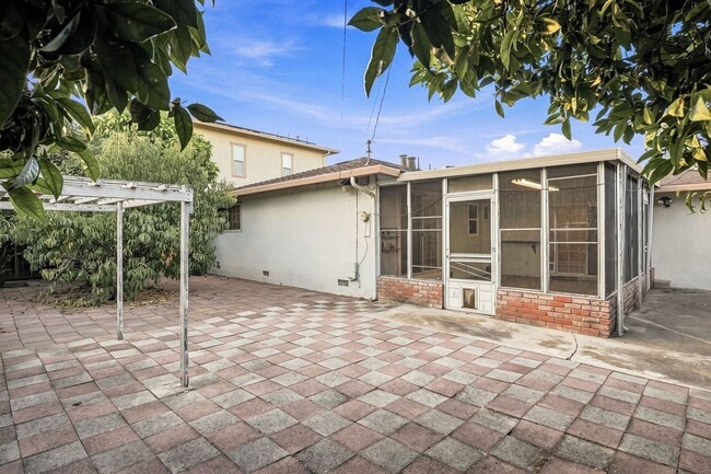 Building Photo - 4448 Irvington Ave