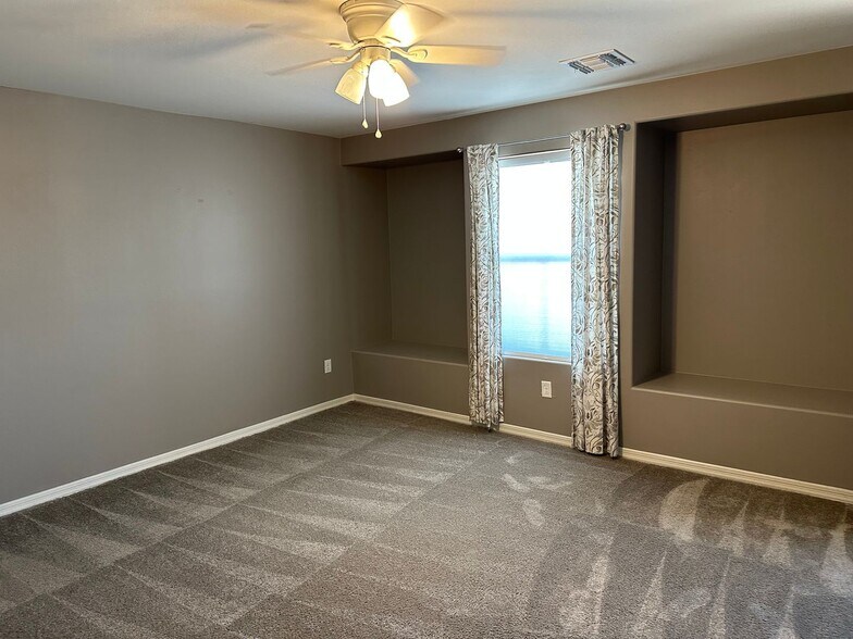 Building Photo - 1445 W Locke Dr