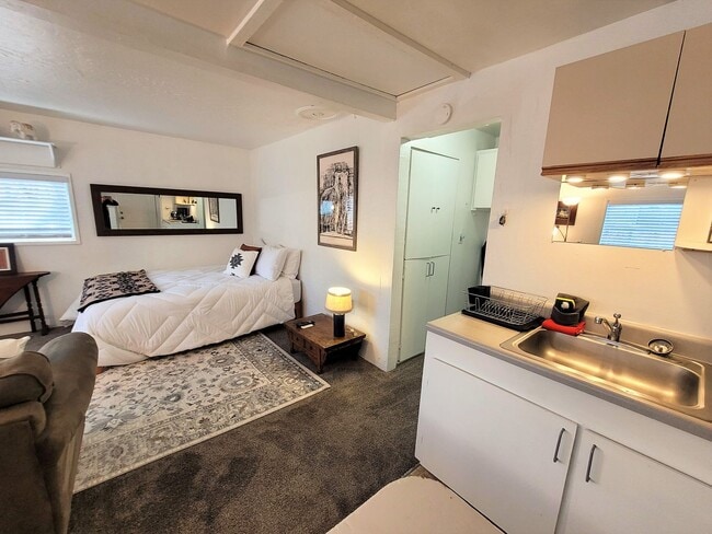 Building Photo - Walk & Bike Friendly! Great Economical Rental, West-side Studio, Fully Furnished Monthly Rental