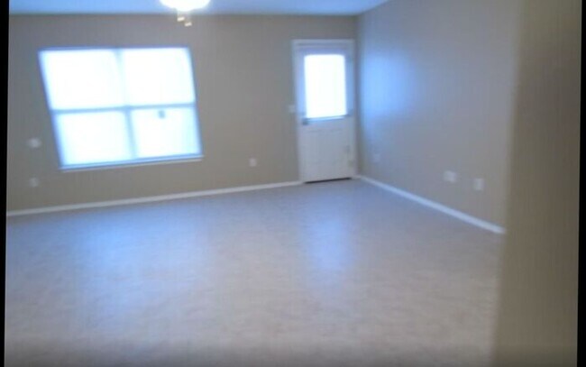 Building Photo - Great 2 bed/1 bath South OKC Duplex