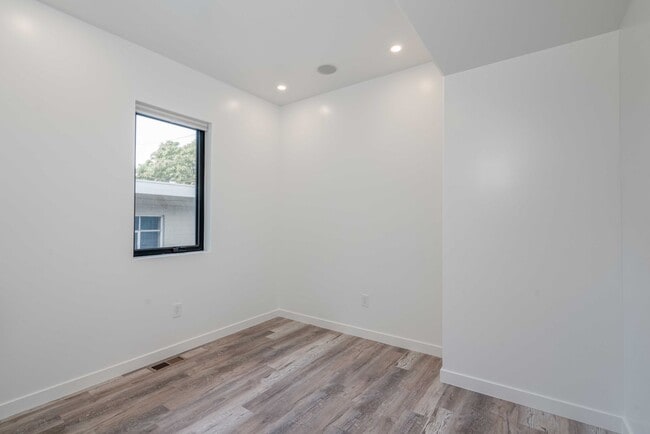 Building Photo - 5 bed 2 bath renovated home