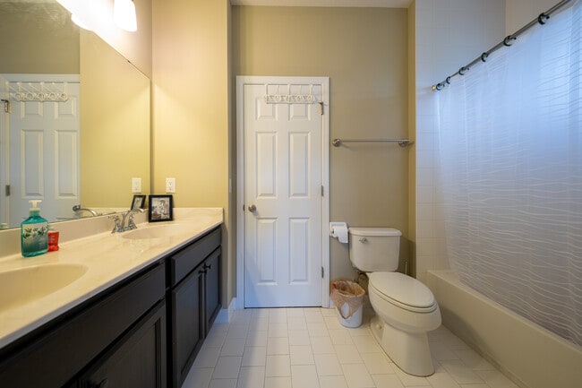 Building Photo - 727 Aster Rd