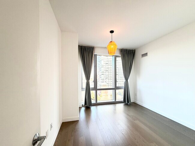 Building Photo - 75 Park Ln S