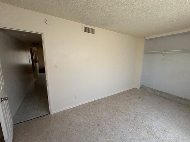 Building Photo - Spacious 4 bedroom, 2 bathroom home locate...