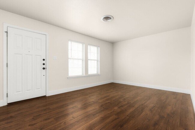 Building Photo - **Remodeled 2/1 Duplex in Southeast Austin – Modern Style, Open Layout, and Prime Location!**