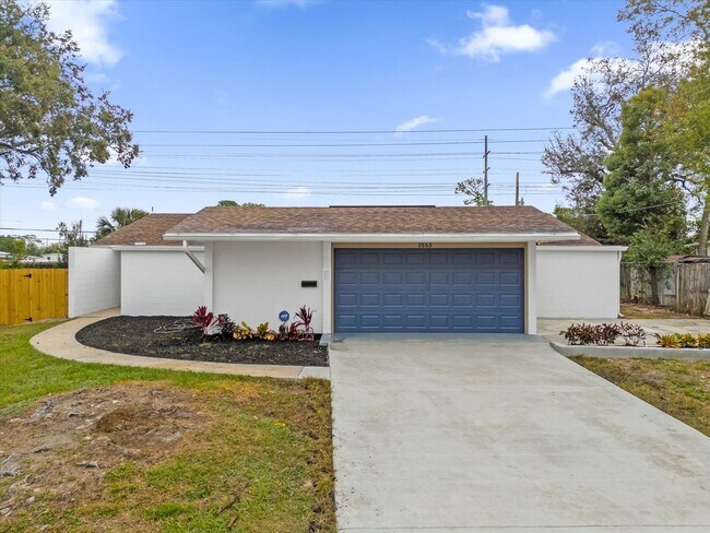 Building Photo - FOR RENT!! SIMPLY STUNNING 4 BED 2 BATH PO...
