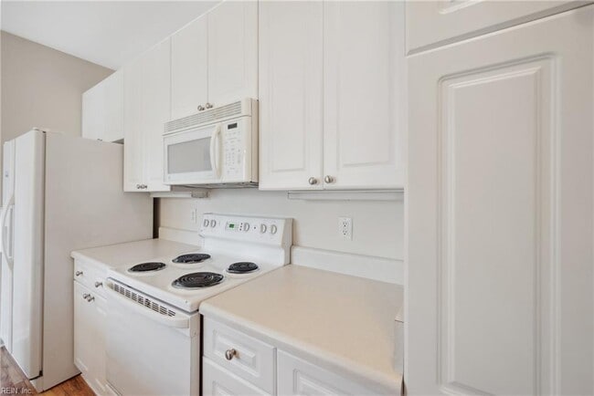 Building Photo - 2412 Wessington Dr