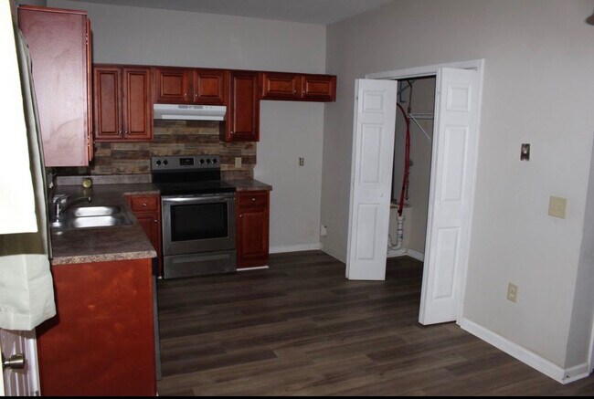 Building Photo - Room in Townhome on Timber Ridge Dr