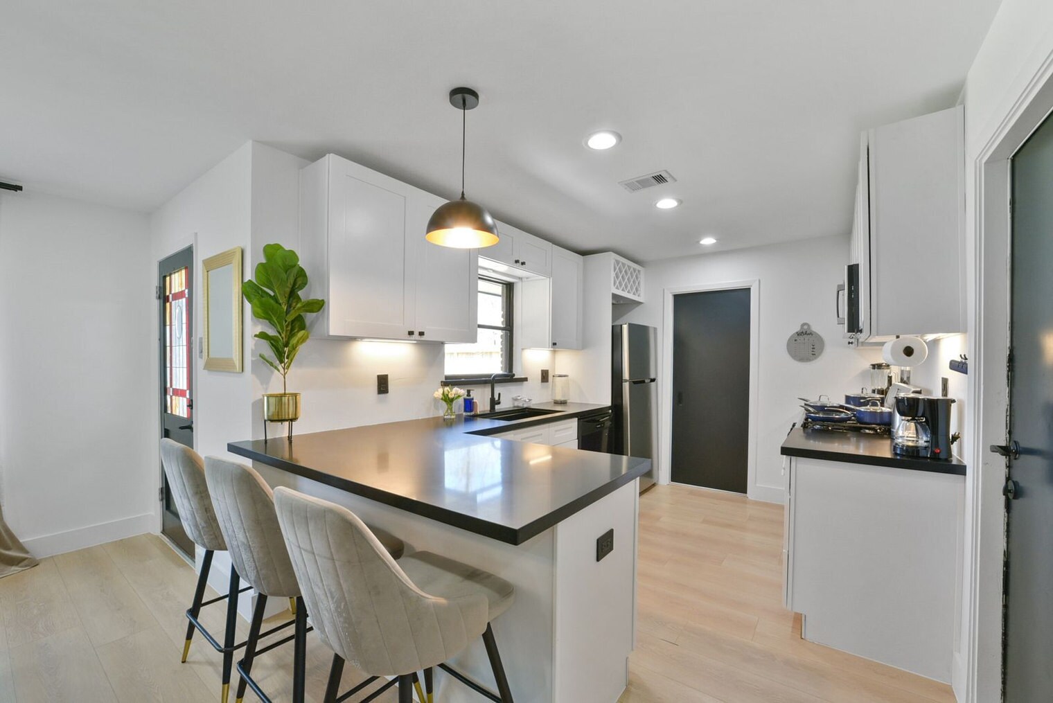 Building Photo - 5122 Hialeah Dr