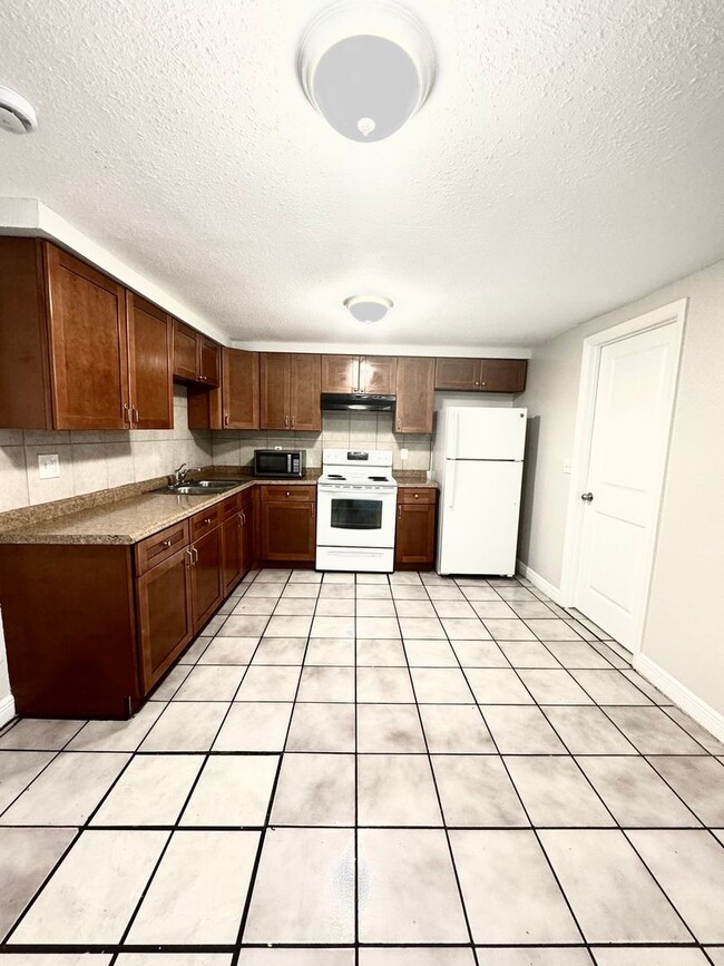 Building Photo - 4/2 Single-family home, AVAILABLE NOW!