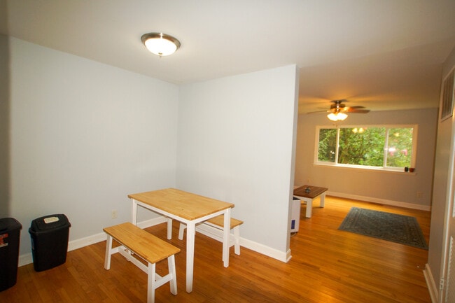 Building Photo - 205 Sunrise Ln