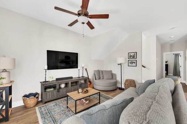 Building Photo - 1016 Sycamore Rdg E