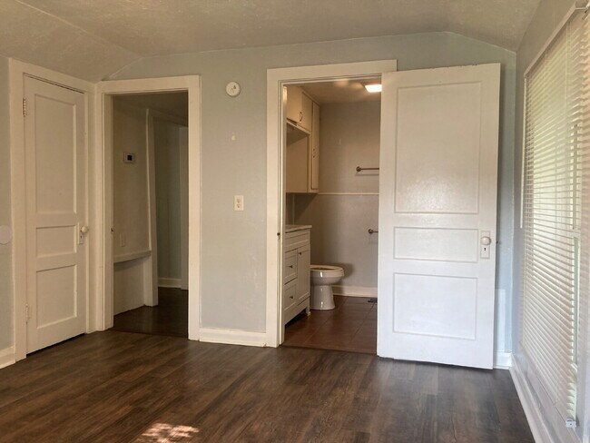 Building Photo - 3 Bedroom, 1 Bath House for Rent – Cozy & Convenient!
