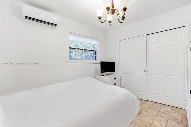 Building Photo - 1161 Sunset Dr