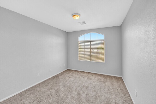 Building Photo - 5 bedroom home new carpet and paint