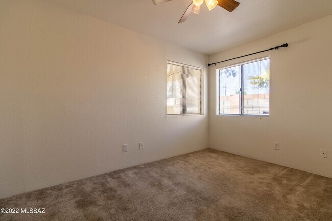 Building Photo - 5961 N Edenbrook Ln