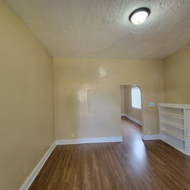 Building Photo - Spacious 3 bedroom