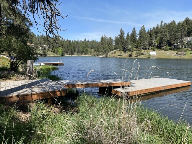 Building Photo - Avondale Waterfront!