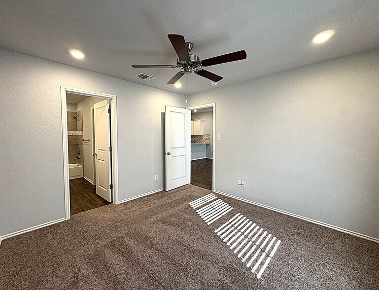 Building Photo - 1202 Lexington Dr