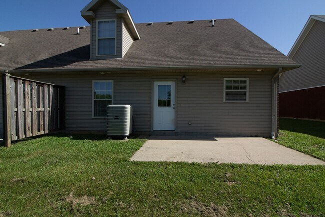 Building Photo - 134 Twin Lakes Dr