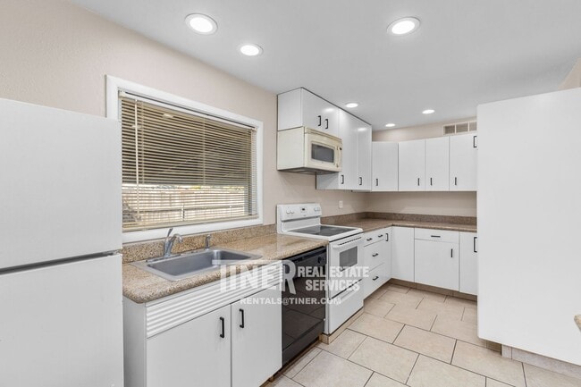 Building Photo - 2501 Laurence Ave