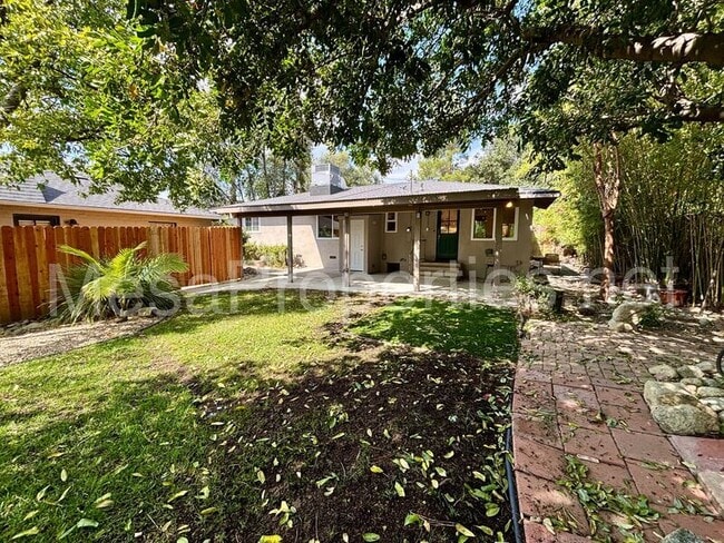 Building Photo - 1480 N Mills Ave